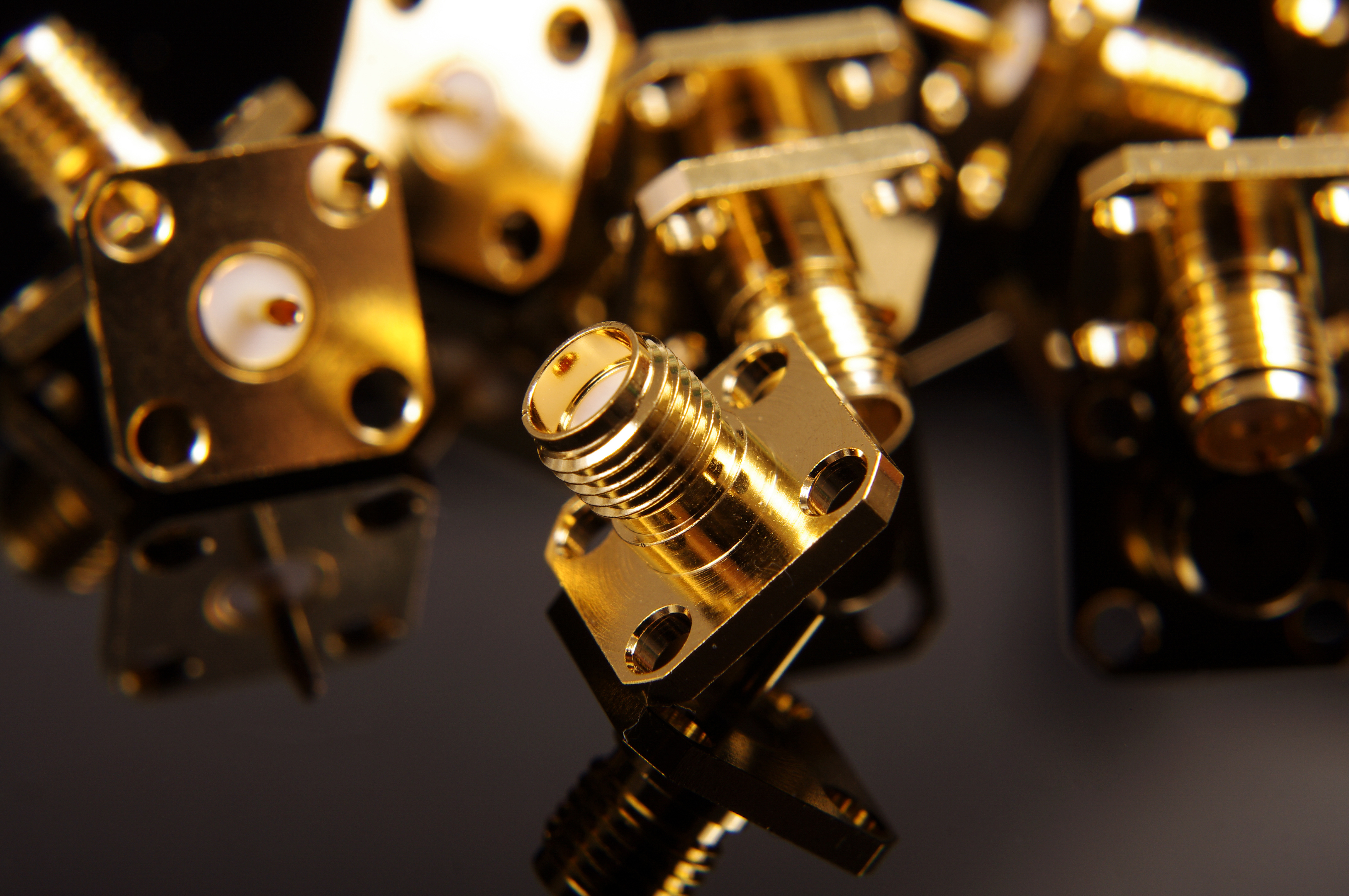 SMA flange connector for RF isolated
